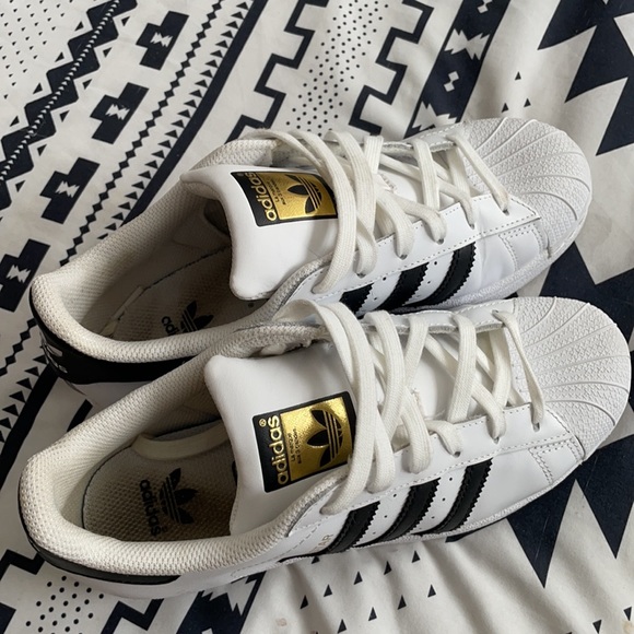 Adidas Superstars Youth 5.5 - Picture 3 of 4